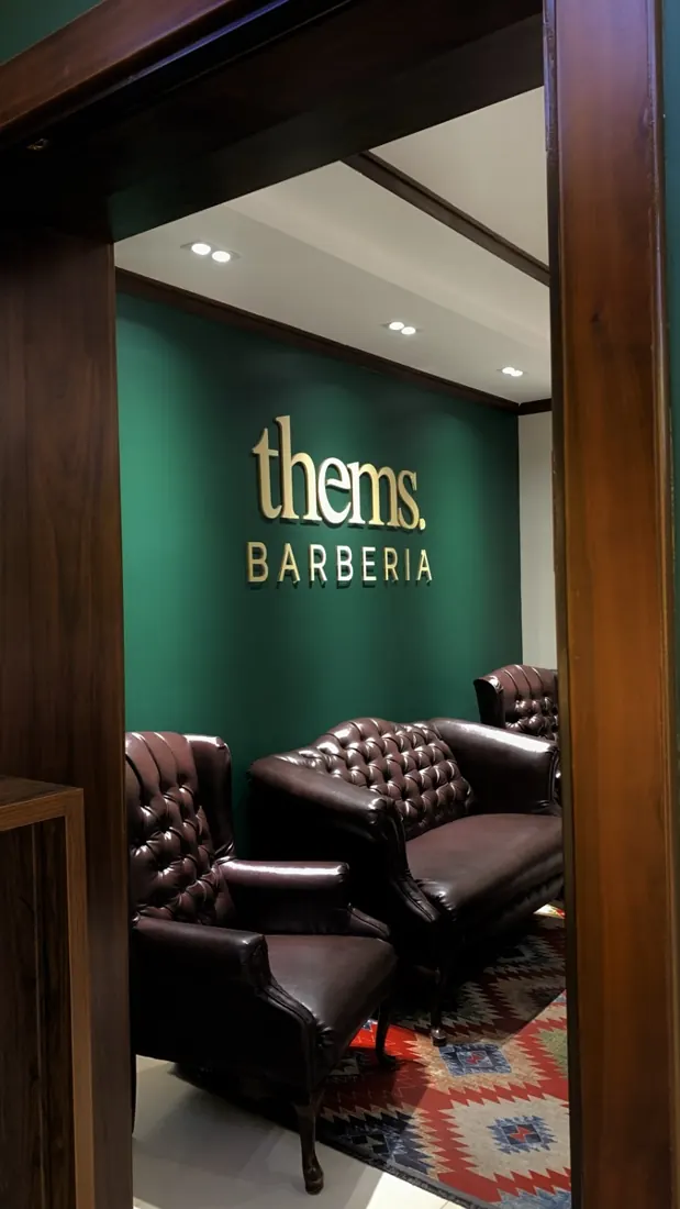 Проход в зал THEMS Barberia
